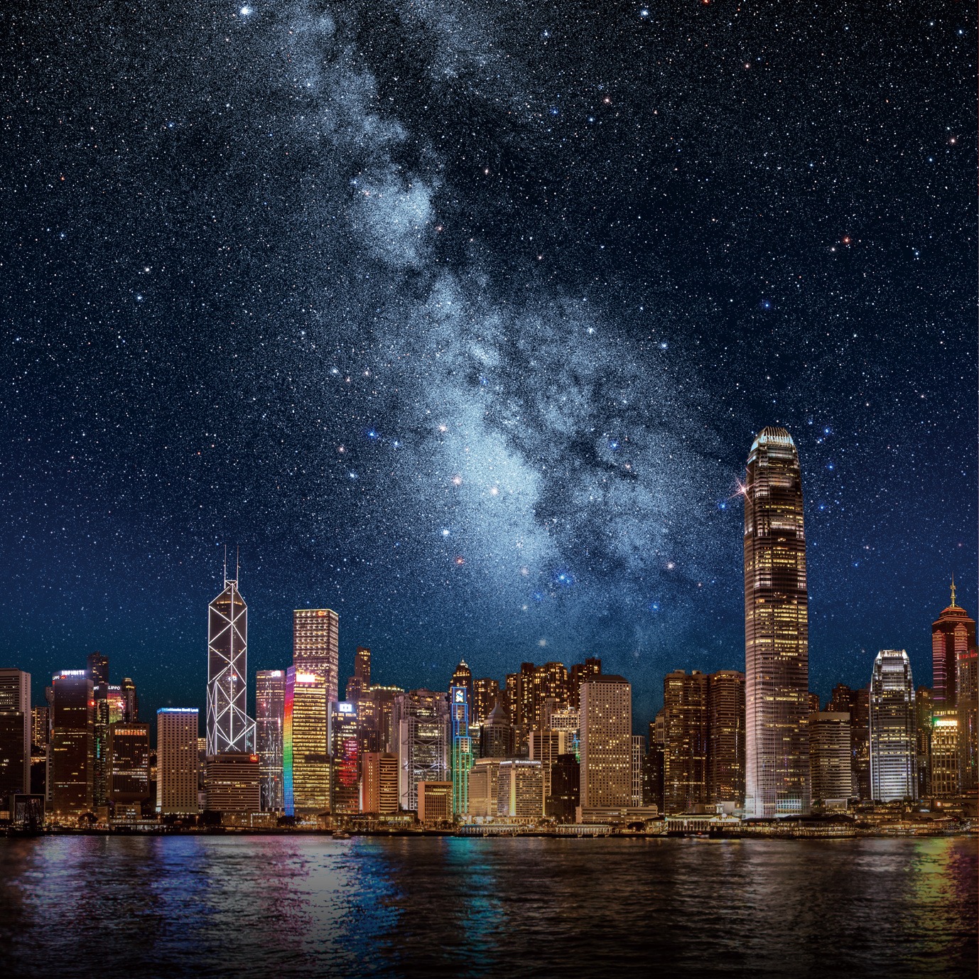香港の街並みの上に広がる星空