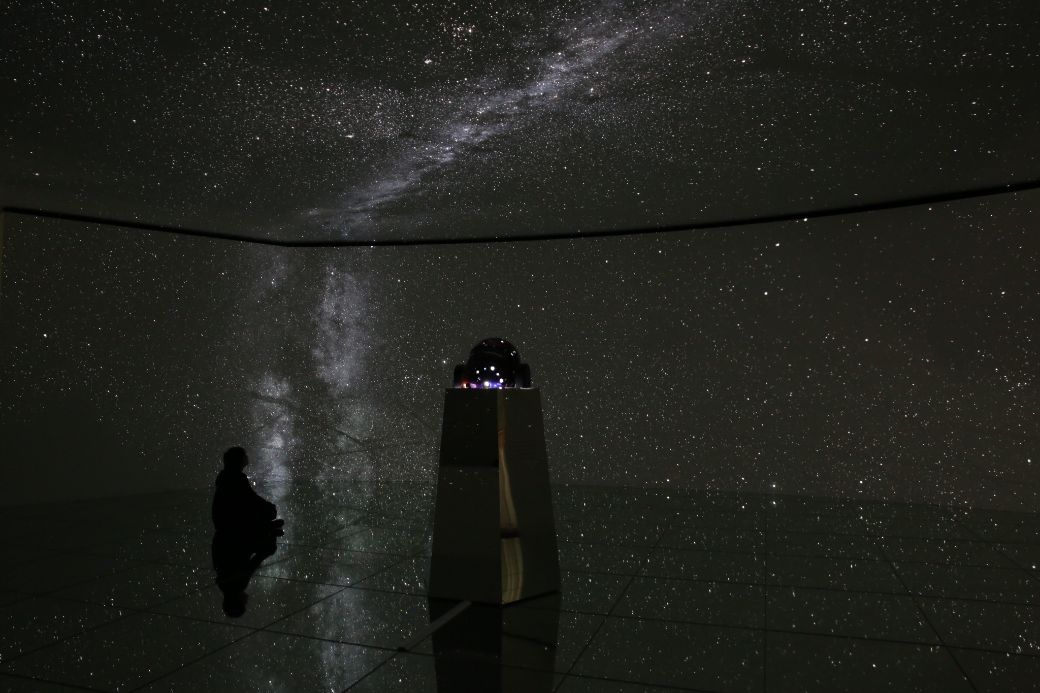 ドーム内の天の川と星空の投影