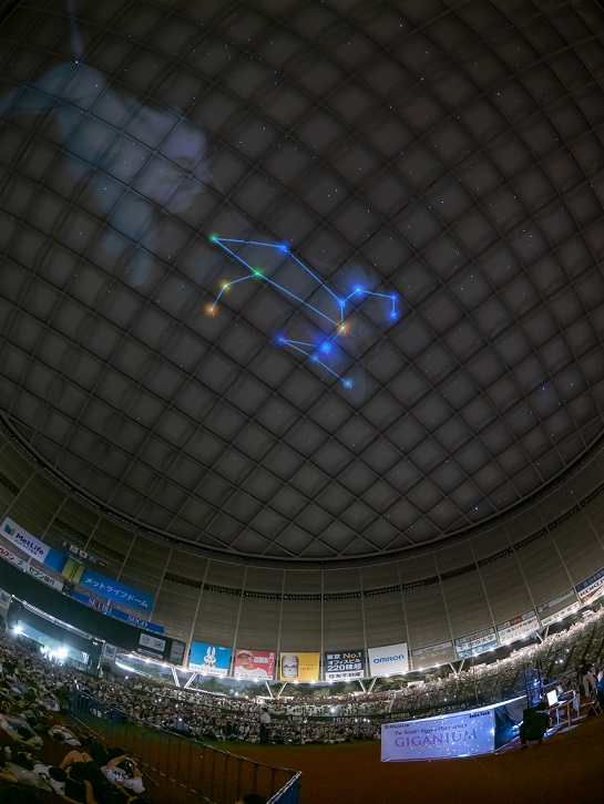 星座が描かれたドームの天井と客席
