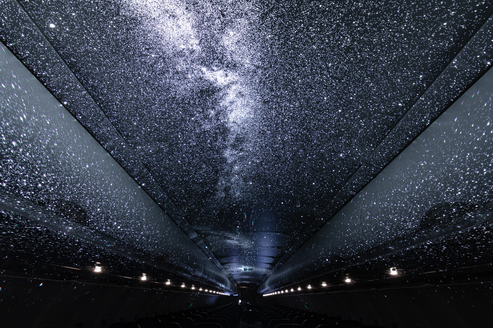 星空が天井全体に投影された空間