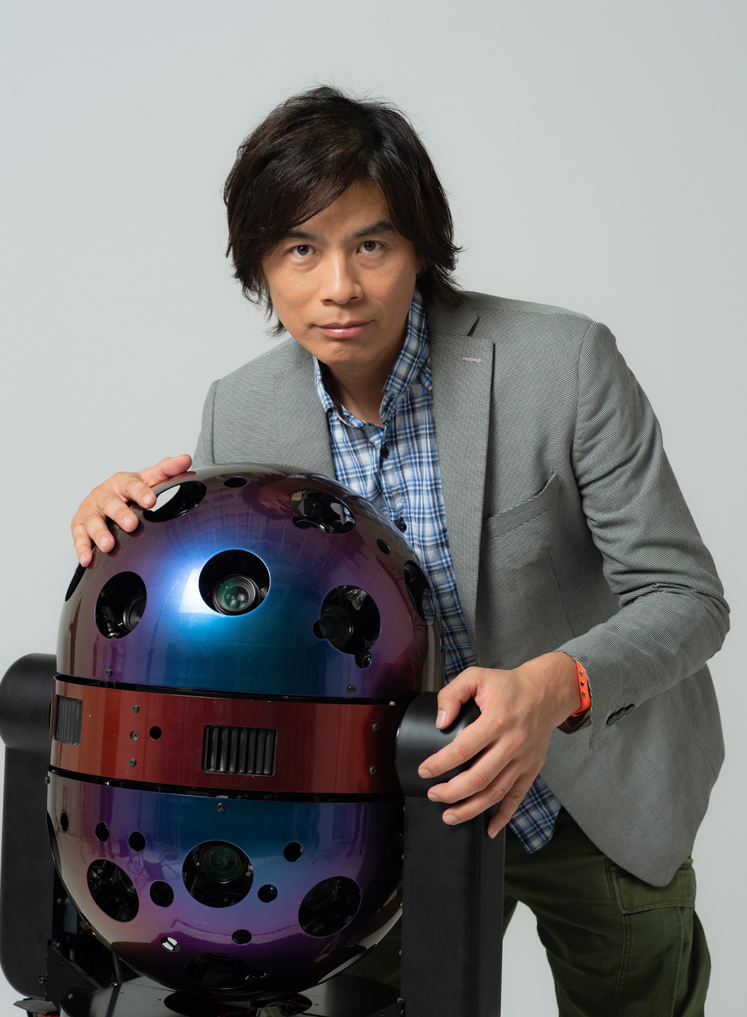 投影機とともに写る大平貴之